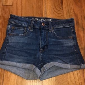 AMERICAN EAGLE SHORTS MID WASH HIGH RISE SHORTIE